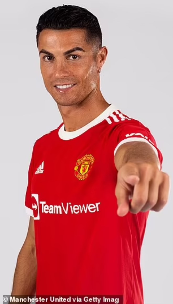 Lộ ảnh Ronaldo mặc áo MU cực chất, triệu fan "Quỷ đỏ" vui mừng - 3