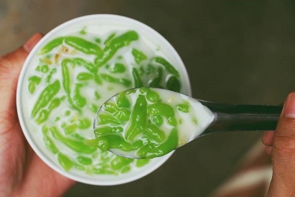 thưởng thức bánh đúc
