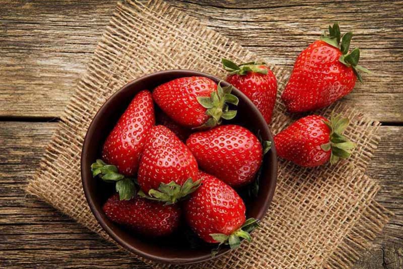 Dâu tây khi kết hợp với đường nâu sẽ giúp da môi được mịn màng