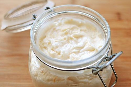 Bạn có thể tự làm kem dưỡng da bằng sáp ong để cấp ẩm cho da