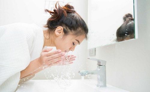 Hạn chế sử dụng xà phòng là cách cấp ẩm cho da một cách tự nhiên