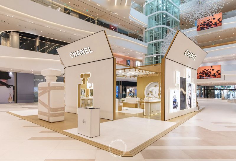Hiện nay, Chanel đã có mặt tại Việt Nam với hệ thống cửa hàng chính thức tập trung chủ yếu ở Hà Nội và Thành phố Hồ Chí Minh