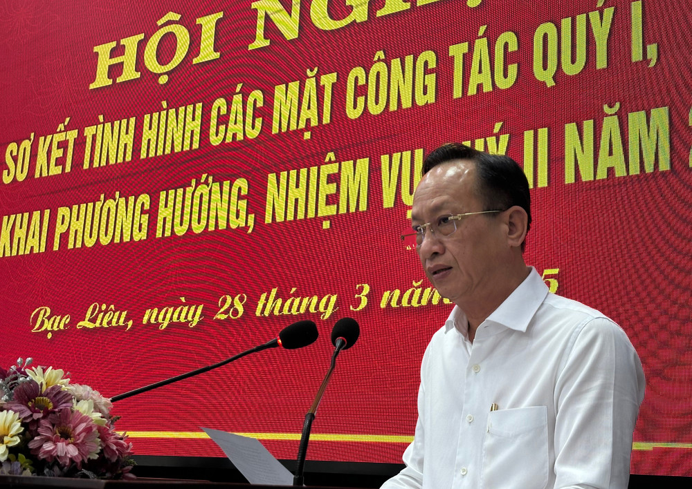 Đồng chí Tô Việt Thu, Thường vụ Tỉnh ủy, Bí thư Thành ủy Bạc Liêu nêu những kiến nghị và giải pháp tháo gỡ khó khăn, vướng mắc tại địa phương. Ảnh: TRỌNG DUY
