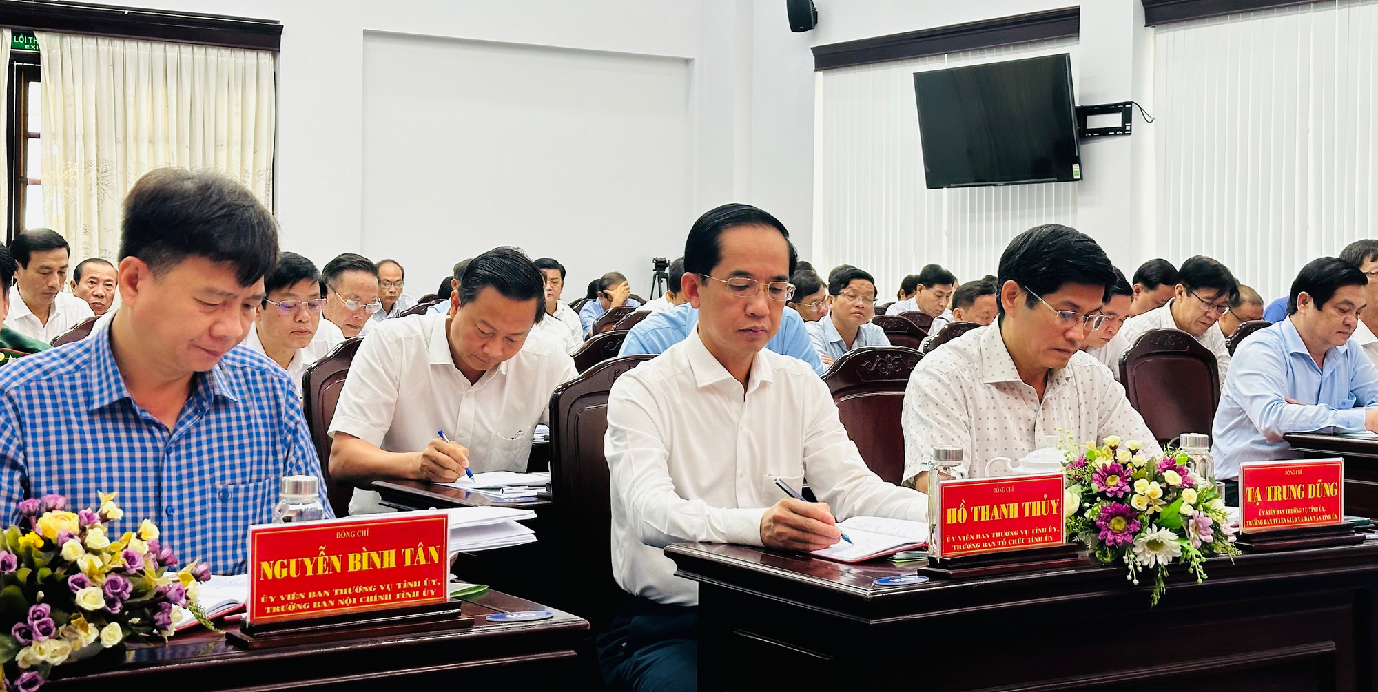Các đồng chí lãnh đạo và các đại biểu tập trung nghiên cứu, đề xuất nhiều giải pháp giải quyết các nhiệm vụ cấp bách, trọng tâm. Ảnh: TRỌNG DUY