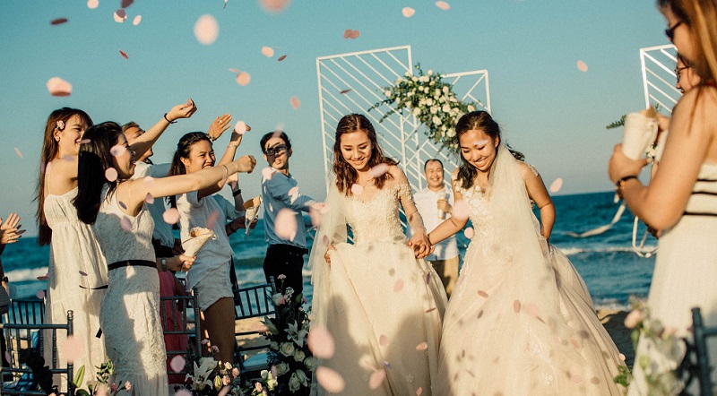 Đám cưới cặp đồng tính nữ được sự ủng hộ của đông đảo bạn bè, người thân