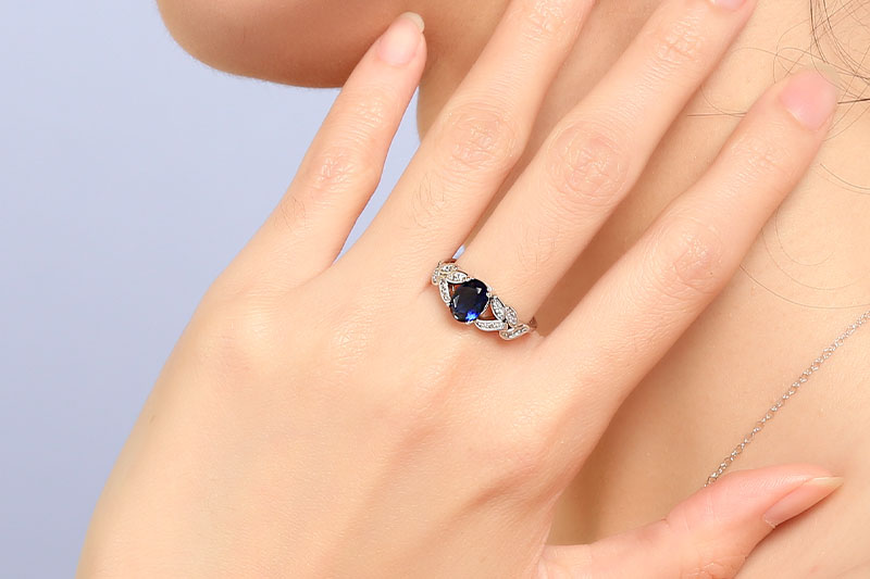 Đeo nhẫn ngón cái mang ý nghĩa thể hiện sự tự tin và quyền lực