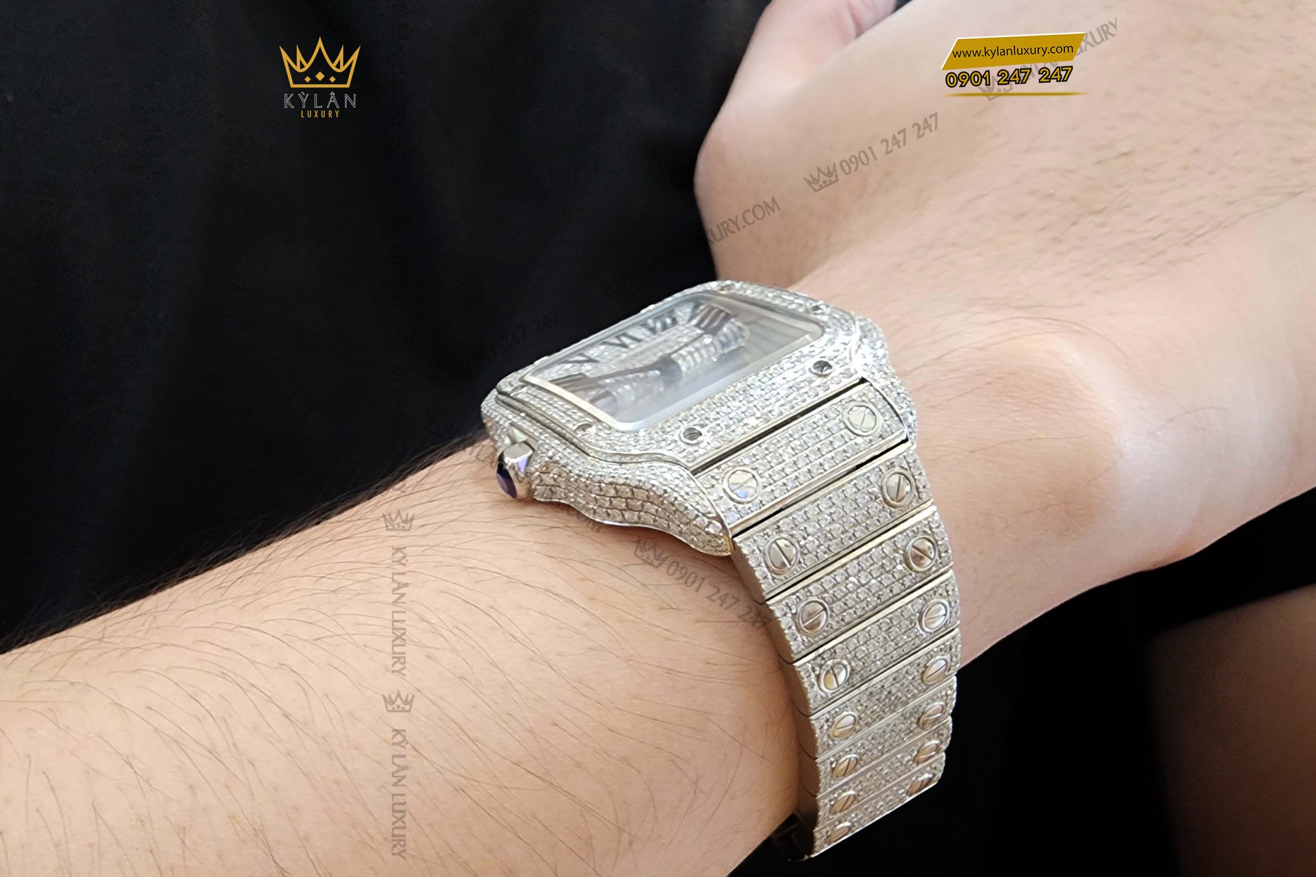 Kỳ Lân Luxury dong ho cartier santos de cartier medium size diamond wssa0029 4 Đồng hồ Cartier Santos De Cartier Medium Size Custom Diamond