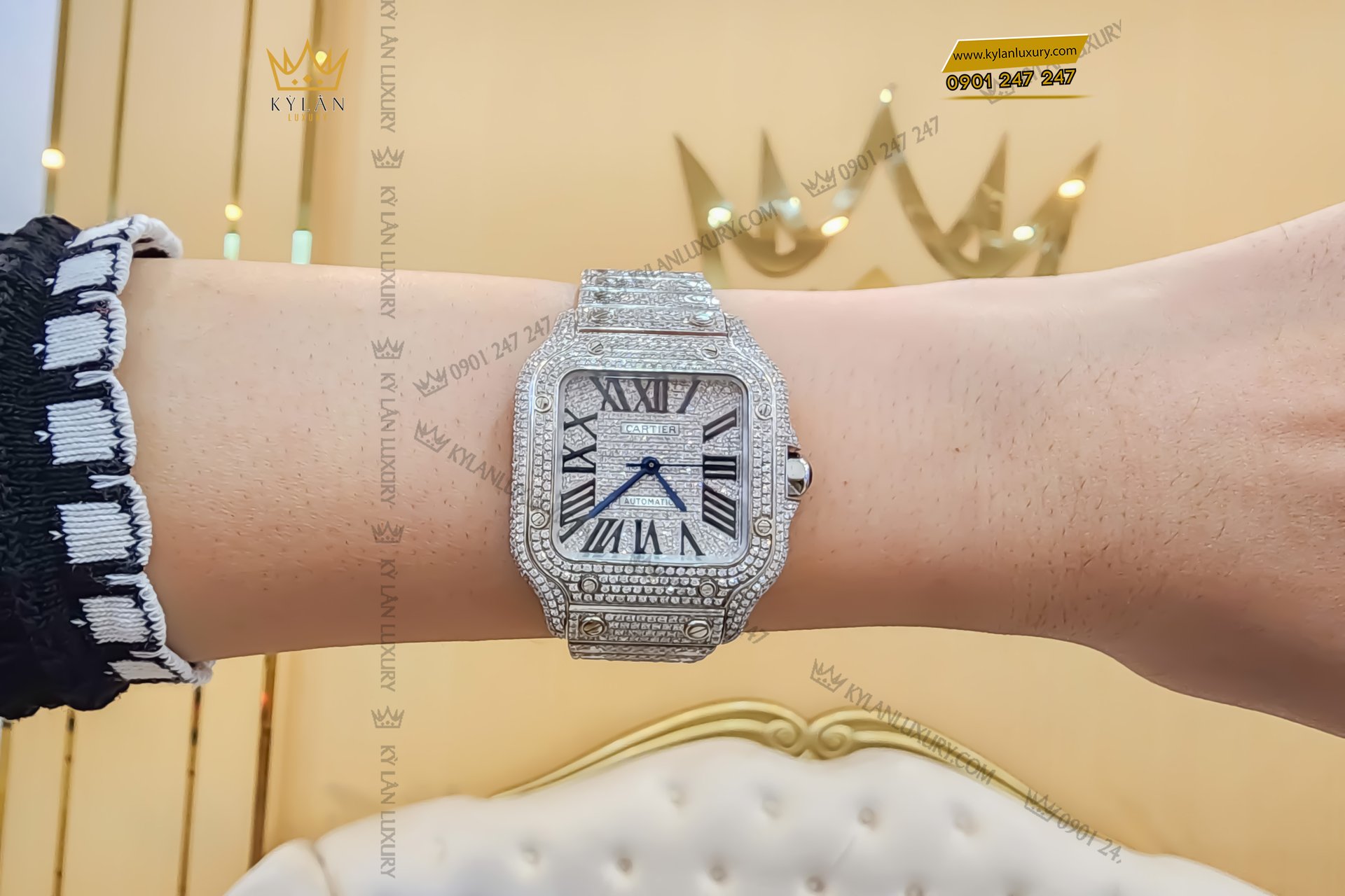 Kỳ Lân Luxury dong ho cartier santos de cartier medium size diamond wssa0029 8 f48759f1 d67a 45fd 9d94 28f19e4d425e Đồng hồ Cartier Santos De Cartier Medium Size Custom Diamond