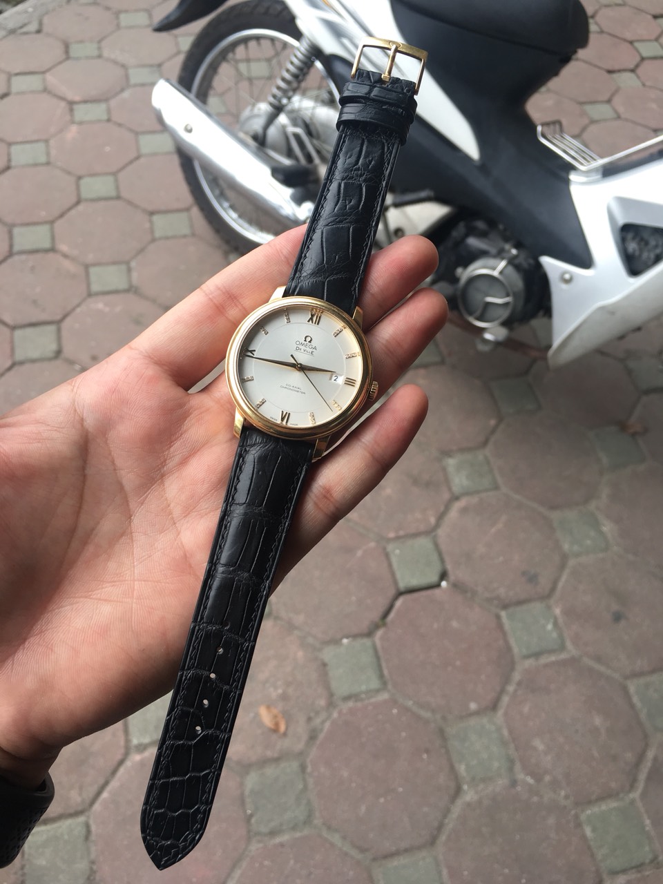 Dấu hiệu nhận biết dây đồng hồ Omega chính hãng