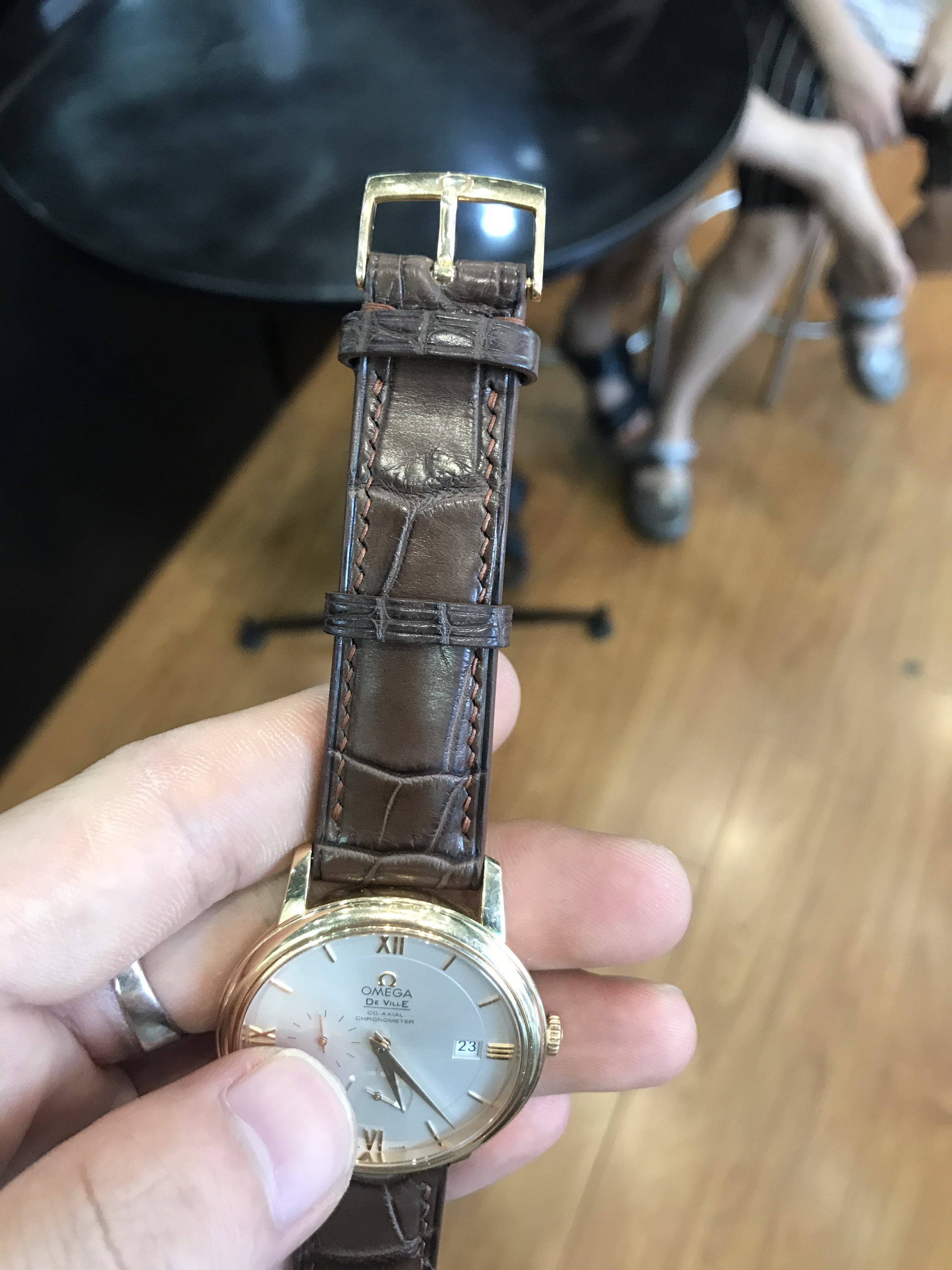 Kỹ thuật viên Alowatch đang thay dây Omega Seamaster