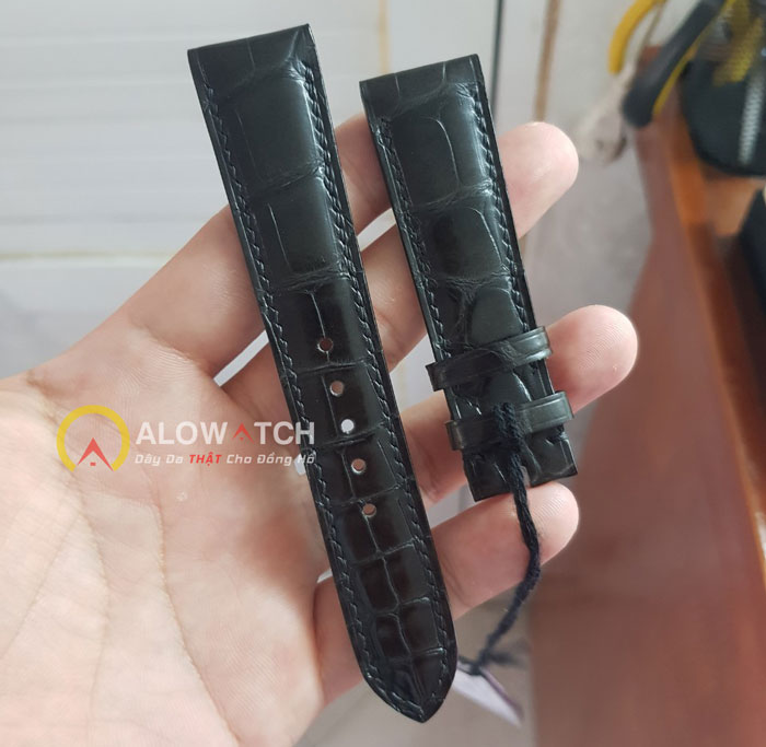 Dây đồng hồ Omega làm từ da cá sấu sang trọng, tinh tế