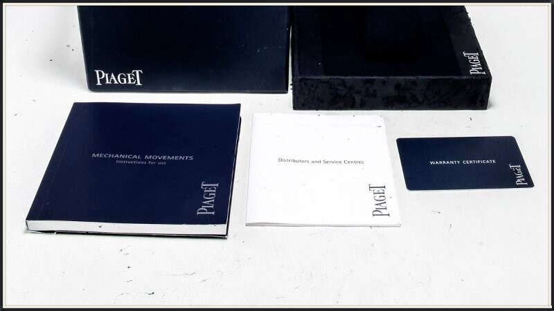 Đồng hồ Piaget có các giấy tờ kèm theo và chữ in rõ ràng
