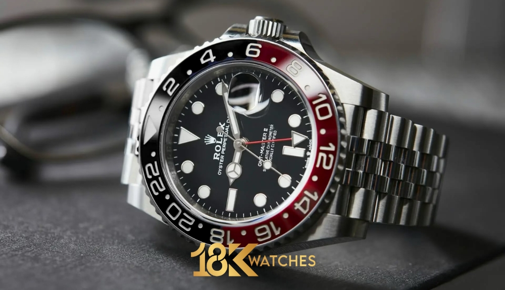 Rolex GMT-Master II có khả năng hiển thị cùng lúc hai múi giờ, cực kỳ hữu ích cho những ai thường xuyên di chuyển quốc tế