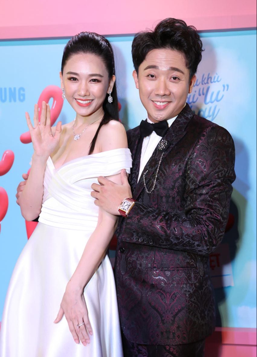 Tham gia sự kiện ra mắt phim “Cua lại vợ bầu” năm 2019, Trấn Thành đeo chiếc đồng hồ Tank Anglaise đình đám thuộc dòng Cartier Tank, giá khoảng 2,5 tỷ đồng. Siêu phẩm này được nhiều nghệ sĩ hàng đầu và nhân vật có tầm ảnh hướng trên thế giới ưa chuộng.