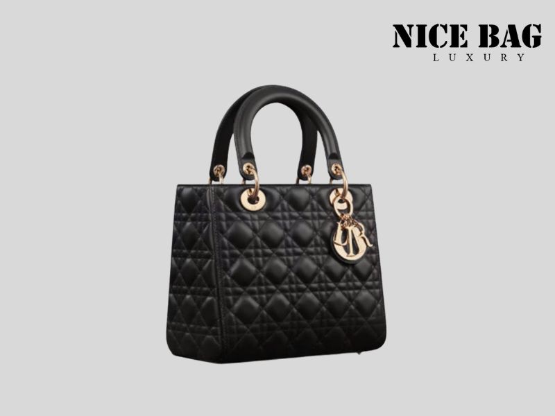 Medium Lady Dior Black Cannage Lambskin làm từ chất liệu da cừu Lambskin mềm mượt