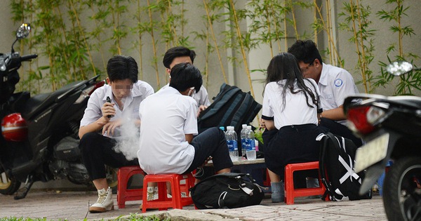 Học sinh hút Vape tại các quán nước khá phổ biến - Ảnh minh họa.