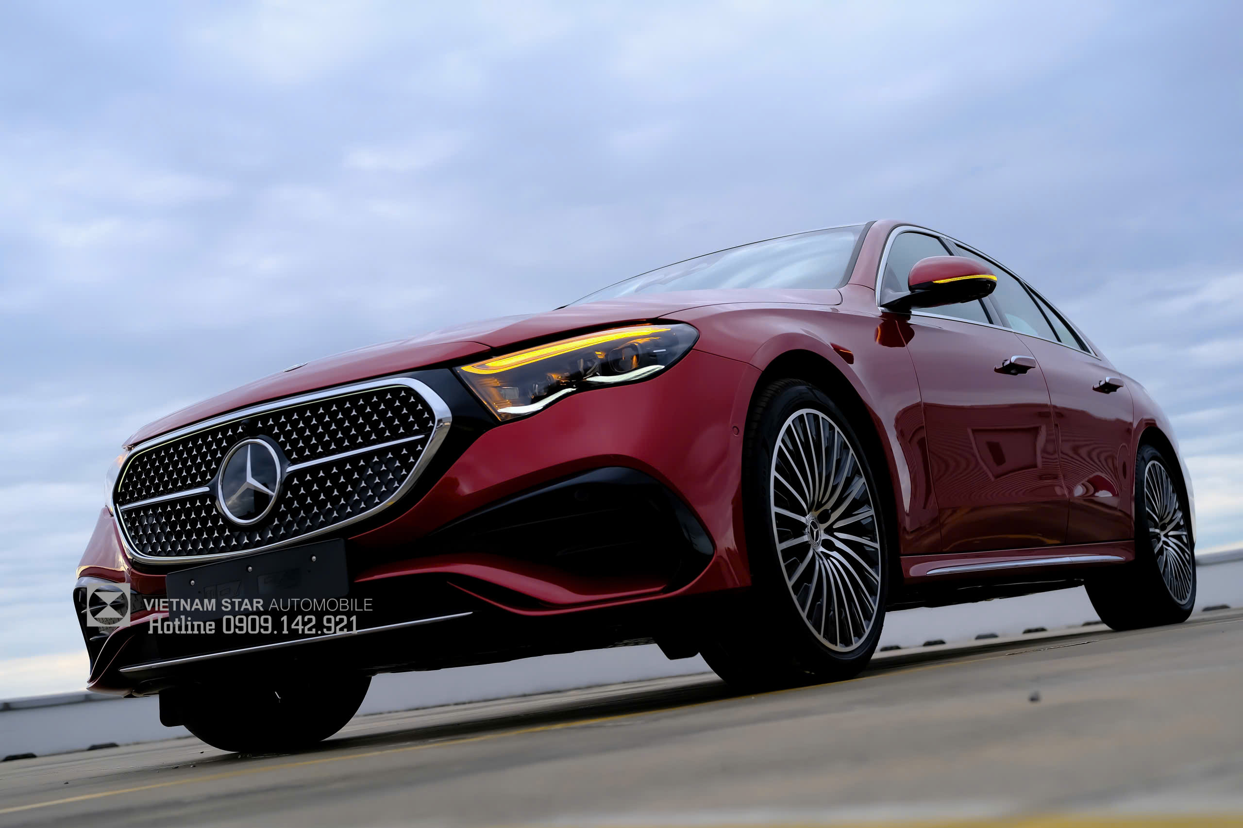 E300 AMG màu Đỏ