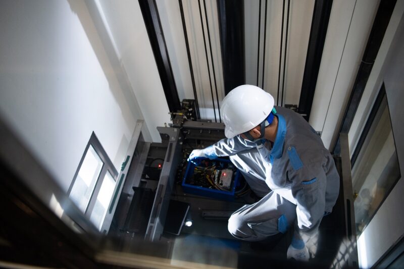 Việc kiểm tra thang máy cần thực hiện nếu có các dấu hiệu hư hỏng