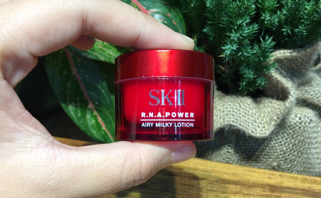 milky15 2 e1610885430427 1024x632 - Kem chống lão hóa cho da dầu SK-II RNA Power Airy Milky Lotion 15g