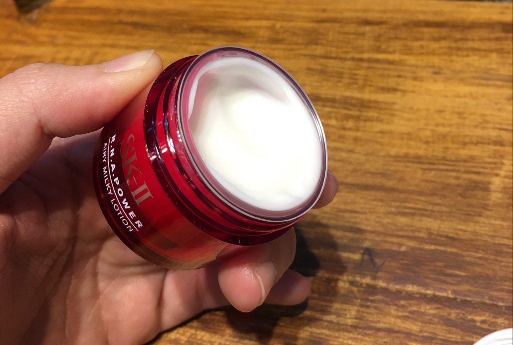 milky15 e1610885480509 1024x688 - Kem chống lão hóa cho da dầu SK-II RNA Power Airy Milky Lotion 15g