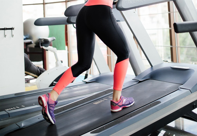Đi bộ trên máy chạy bộ