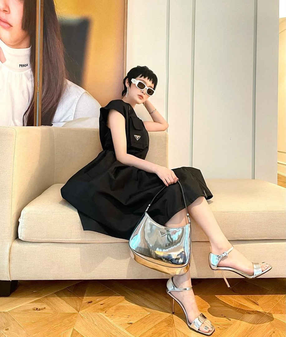 kính prada trắng hiền hồ