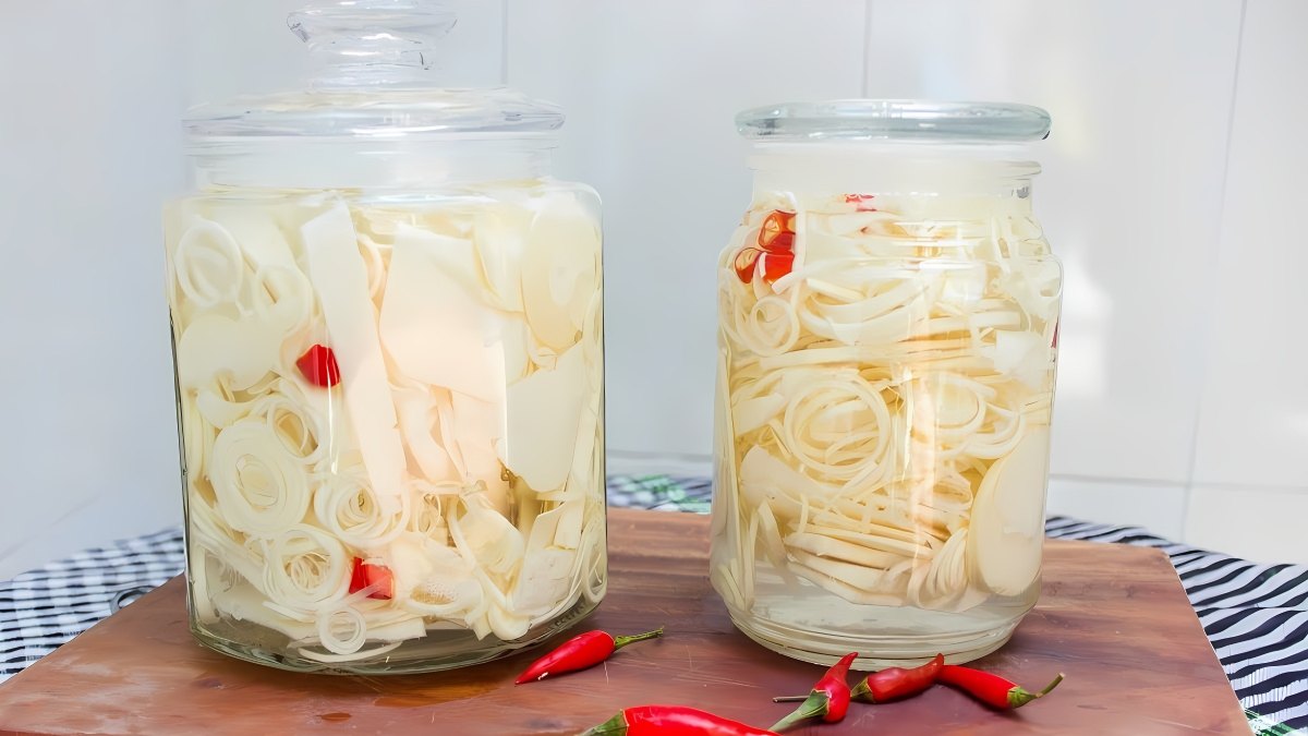 Thực hiện cách làm măng ớt cay