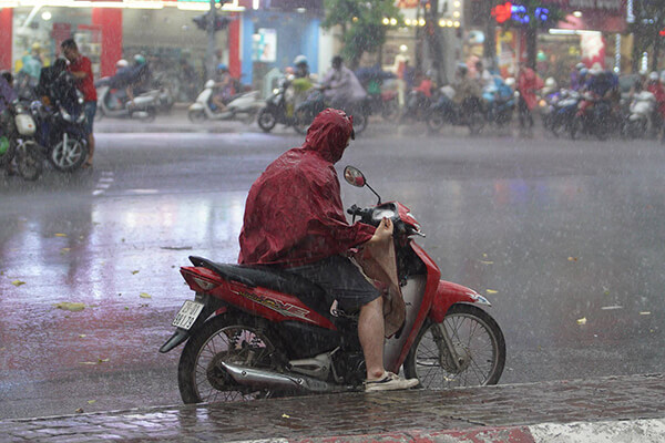 Những điều bạn nên và không nên khi bạn đi dưới những cơn mưa giông.