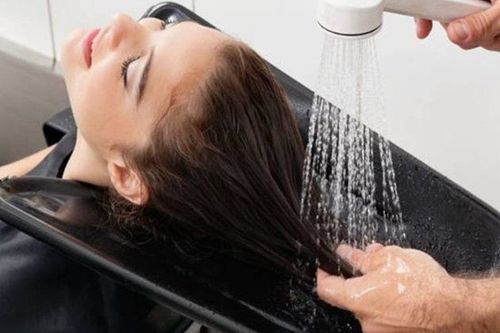 Xả tóc bằng nước mát hoặc lạnh có thể giúp bảo vệ lớp bên trong của tóc và giữ lại lượng dầu dưỡng ẩm
