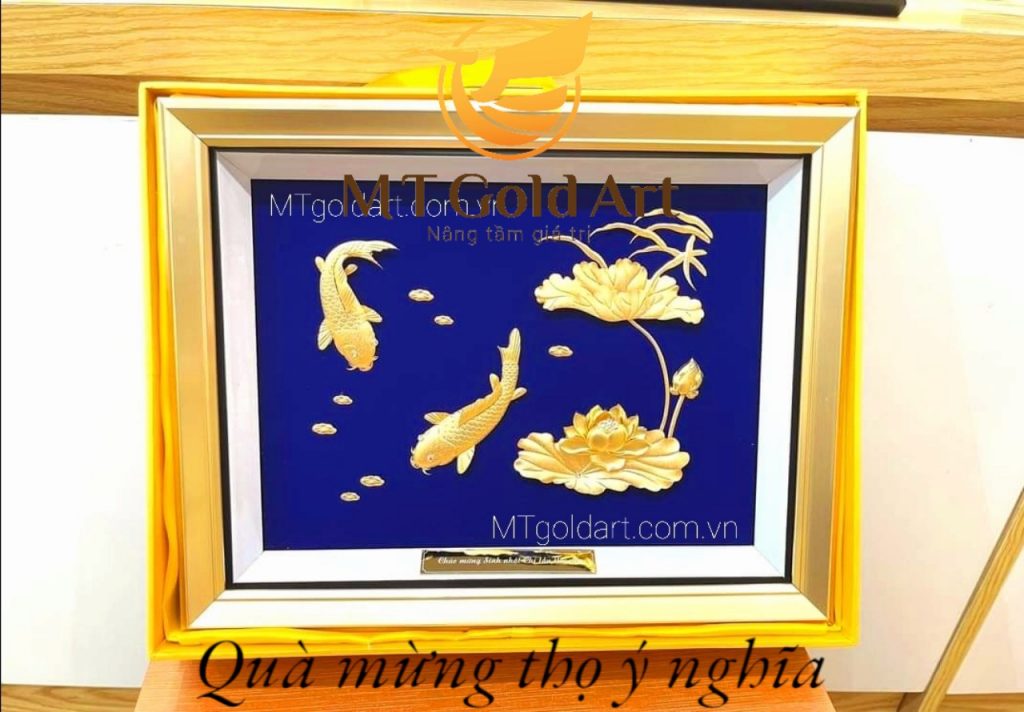 Quà mừng thọ- Tranh cá chép hoa sen dát vàng
