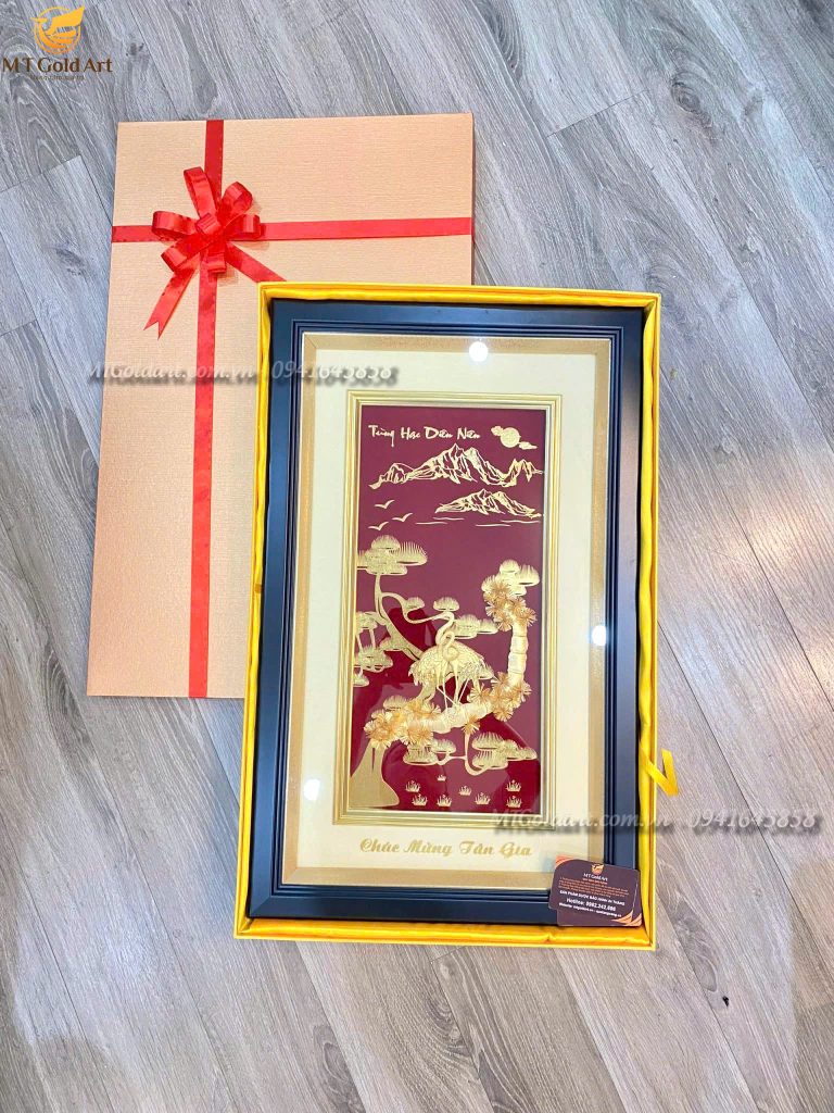 quà tặng tân gia ý nghĩa- tranh tùng hạc hiên diên dát vàng