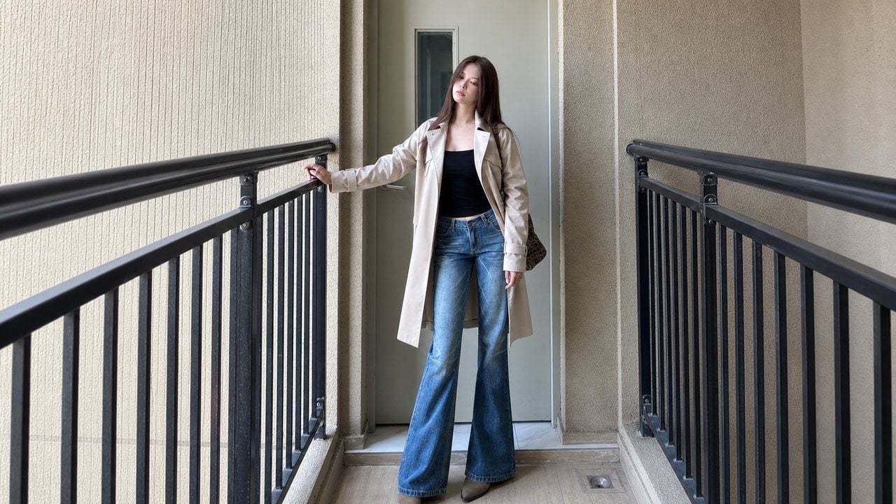 Quần ống loe phối trench coat hoặc áo khoác dài nhẹ theo kiểu layering