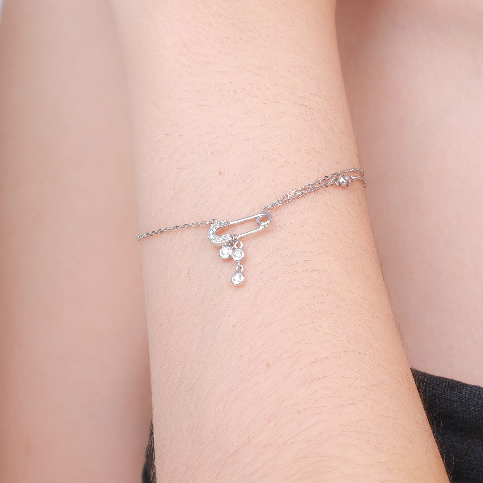 Ý nghĩa vòng tay Safety pin