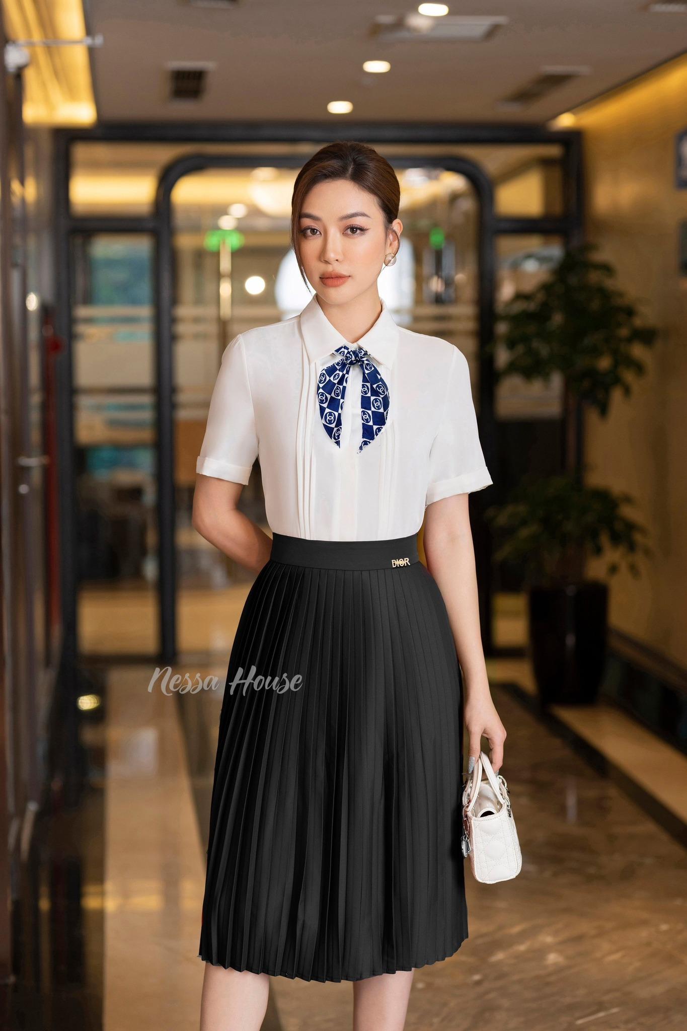 Concept nhẹ nhàng thanh lịch với áo sơ mi phối khăn kết hợp chân váy xòe dập li duyên dáng.