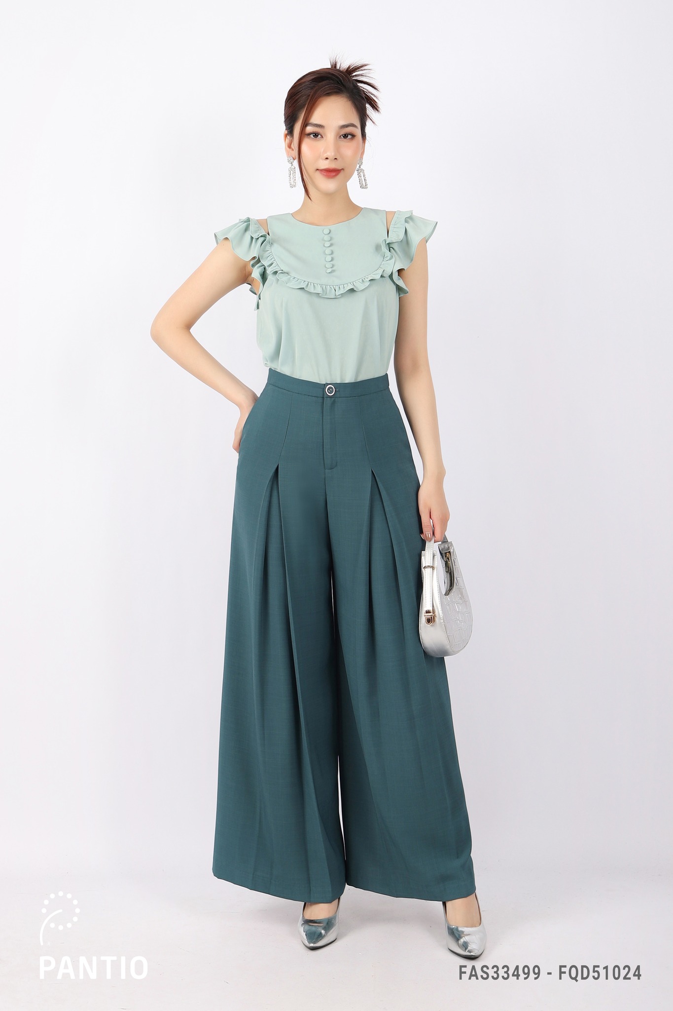 Chỉn chu với áo lụa và quần tây.
