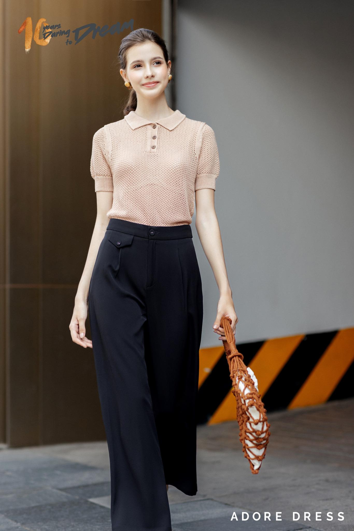 Áo polo mix cùng quần ống suông.