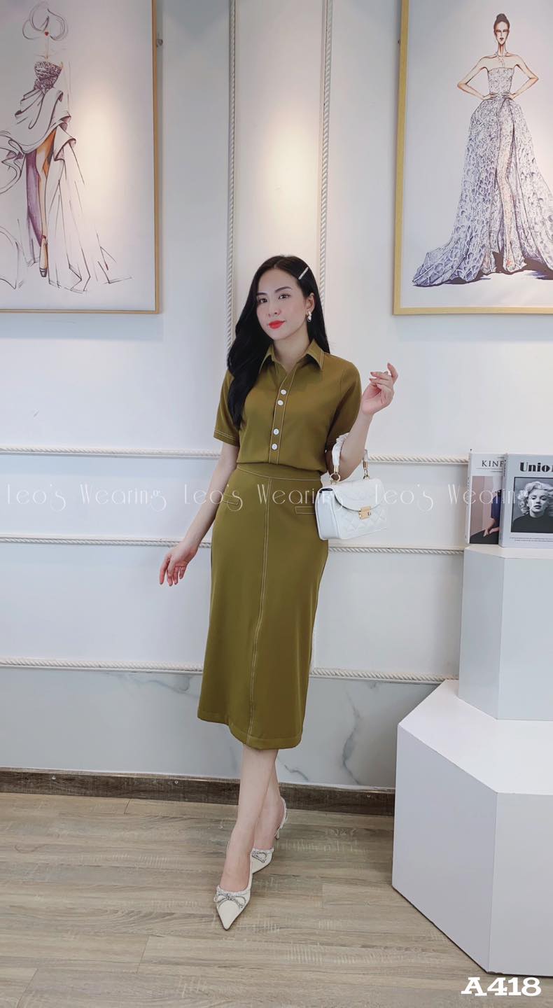 Thiết kế dáng áo sơ mi thanh lịch kết hợp cùng chân váy tone sur tone sang chảnh cực kì.
