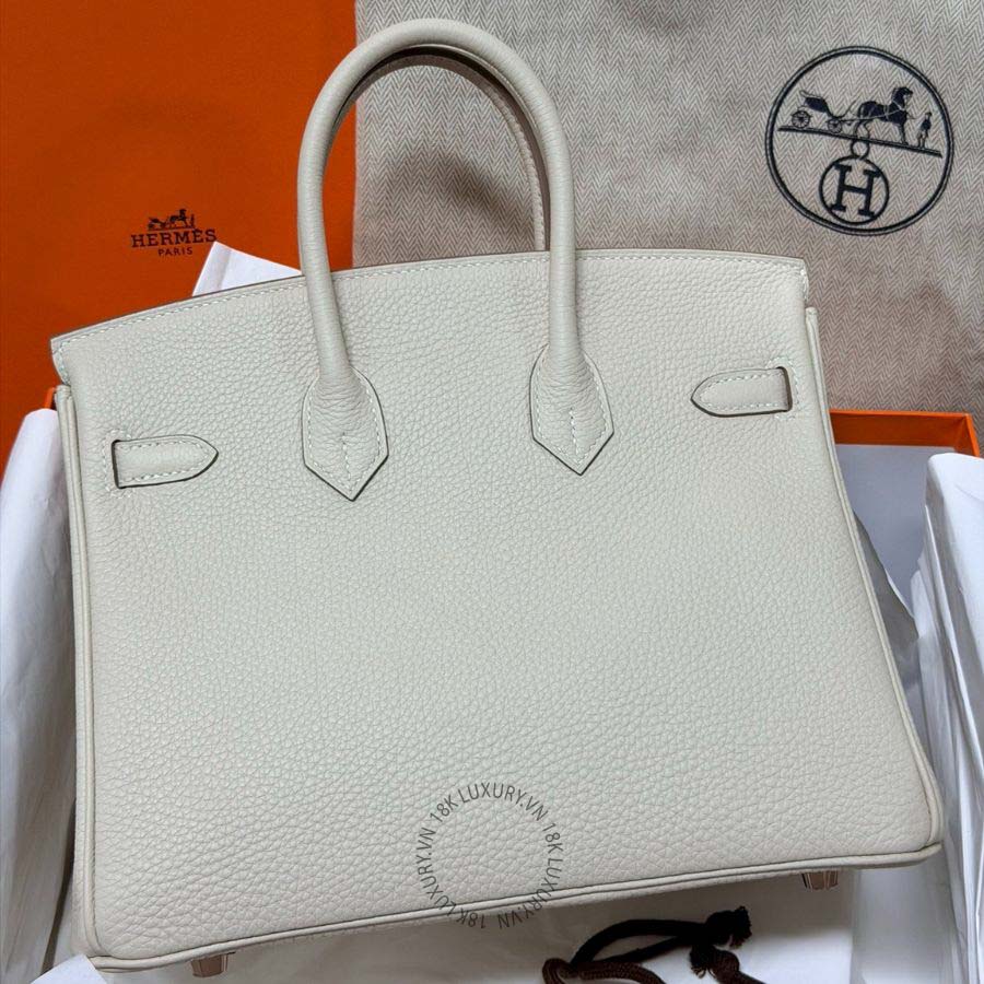 Tông trắng ngà của mẫu túi HM Birkin size 25 mang vẻ đẹp thanh lịch và tinh tế, hướng tới phong cách sang trọng nhưng không quá phô trương