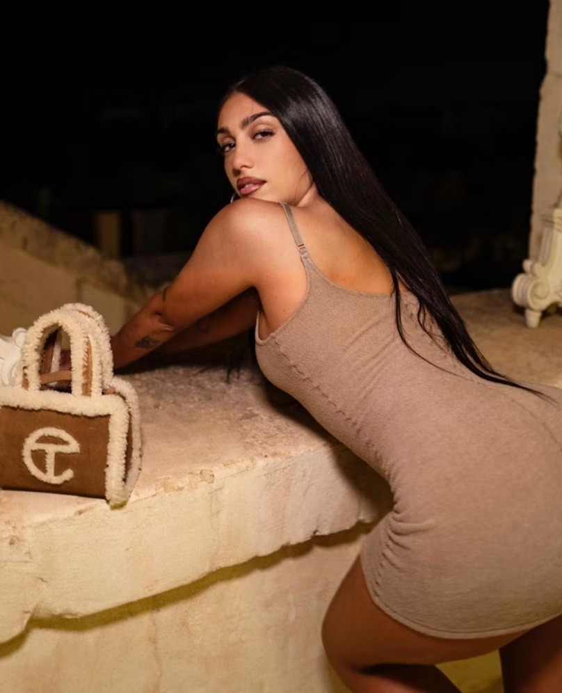 con gái madonna đeo túi xách mini