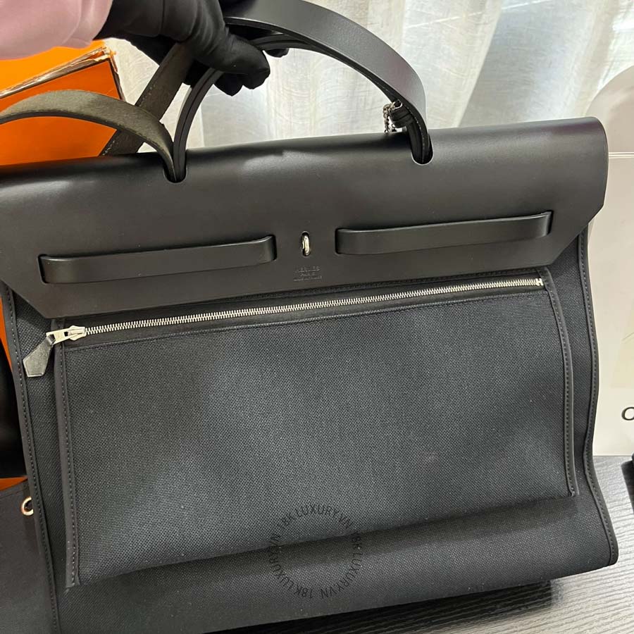 Yếu tố quan trọng tạo nên sức hút đặc biệt cho mẫu Hermes Herbag 39 chính là sự kết hợp hài hòa giữa vải canvas và da bò Hunter