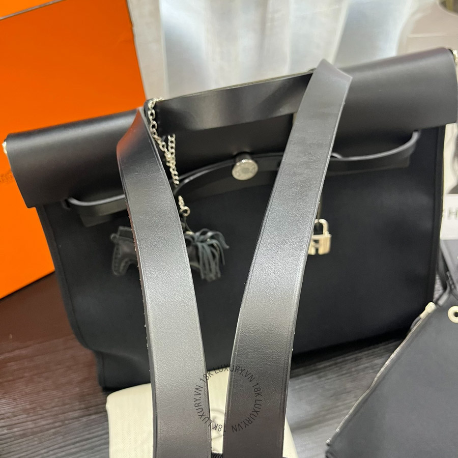 Nhờ thiết kế unisex, phiên bản Hermes Herbag 39 không giới hạn đối tượng sử dụng