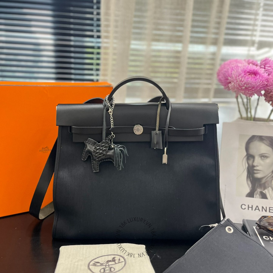 Mẫu túi Hermes Herbag 39 sở hữu phom dáng hình thang quen thuộc