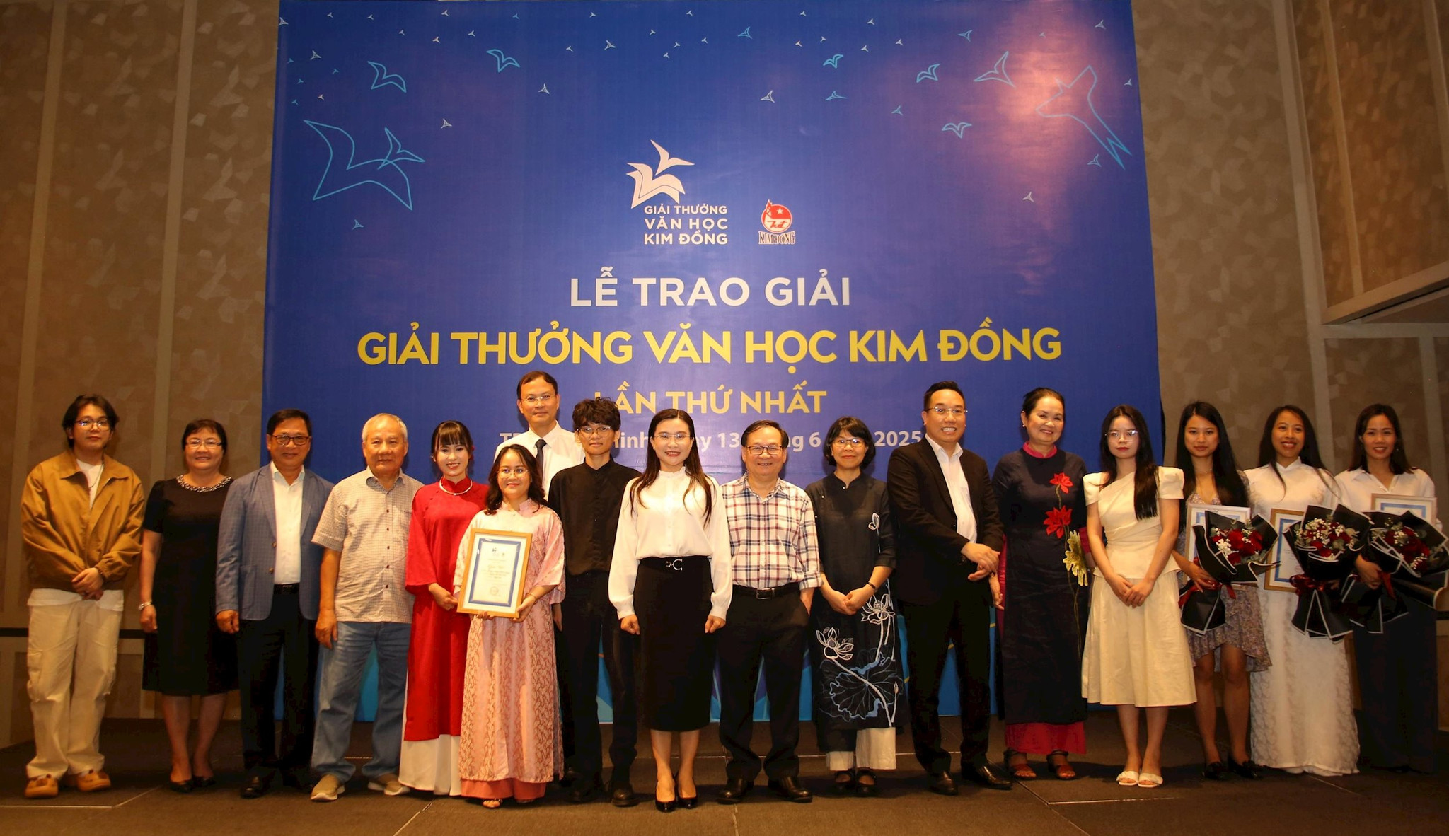 Anh 8_Dai bieu + tac gia doat giai