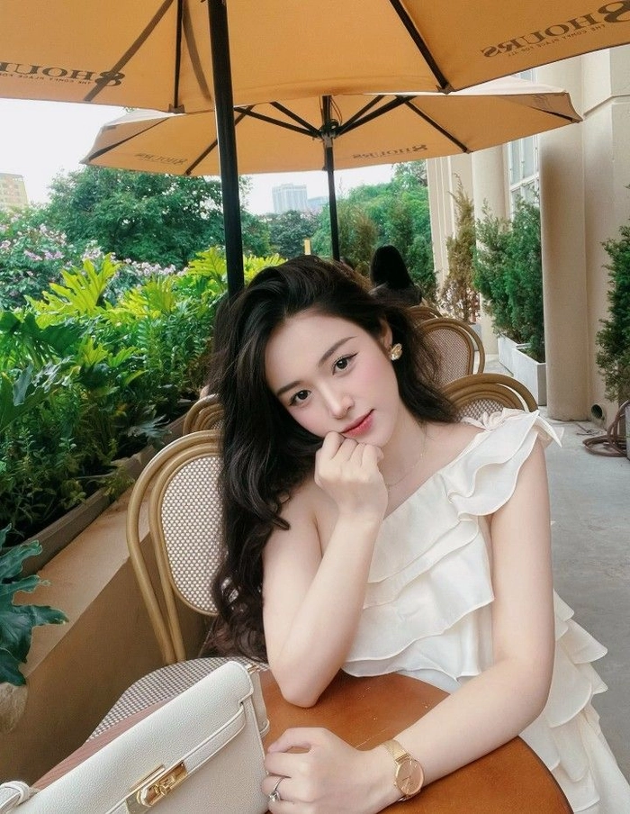 Cô gái nước ngoài xinh đẹp tự nhiên