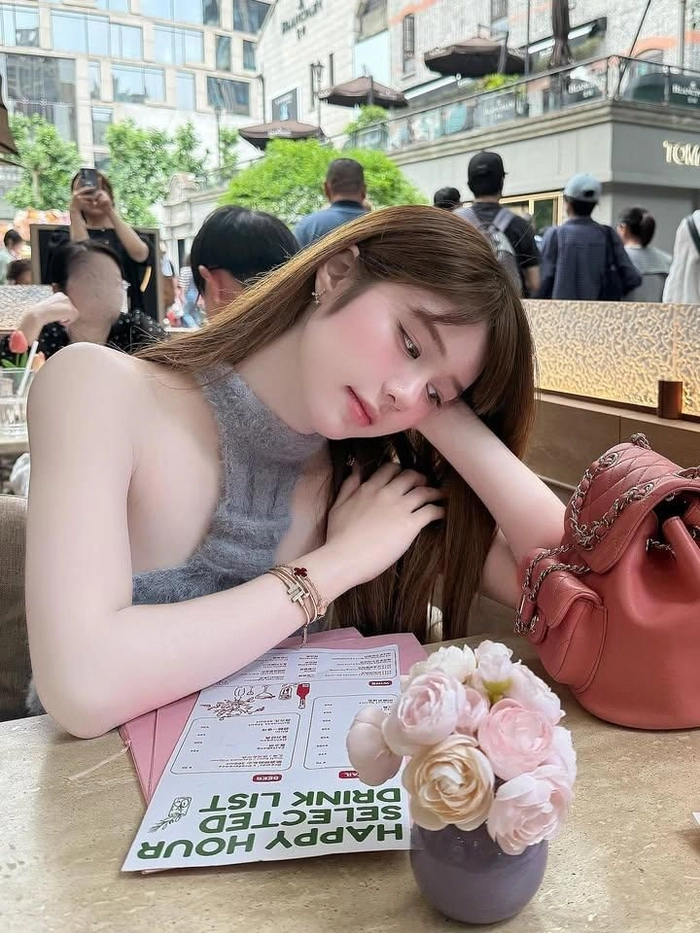 Cô gái nước ngoài xinh đẹp hiện đại