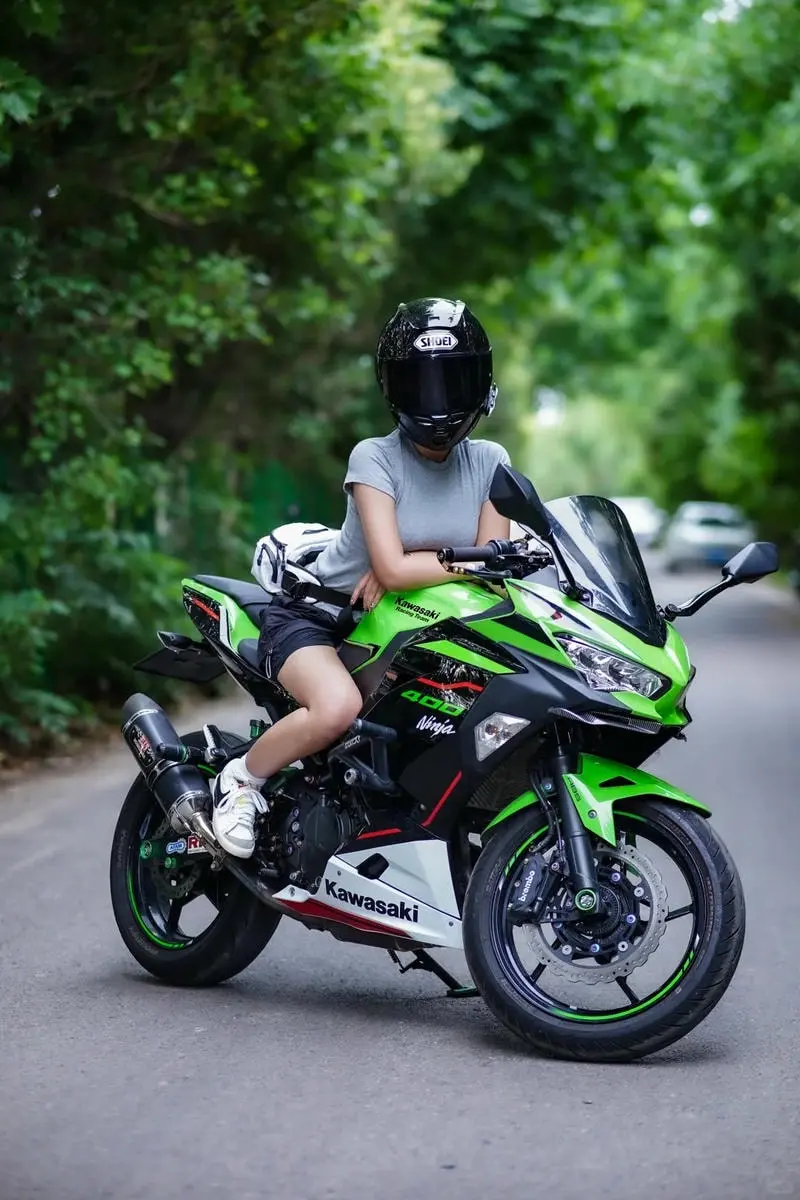 Gái xinh cá tính trên xe phân khối lớn kawasaki ninja phong cách