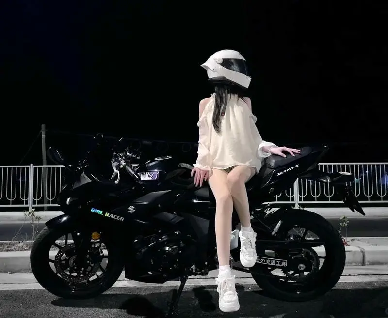 Ảnh gái xinh ngồi xe độ phong cách biker cá tính mạnh mẽ