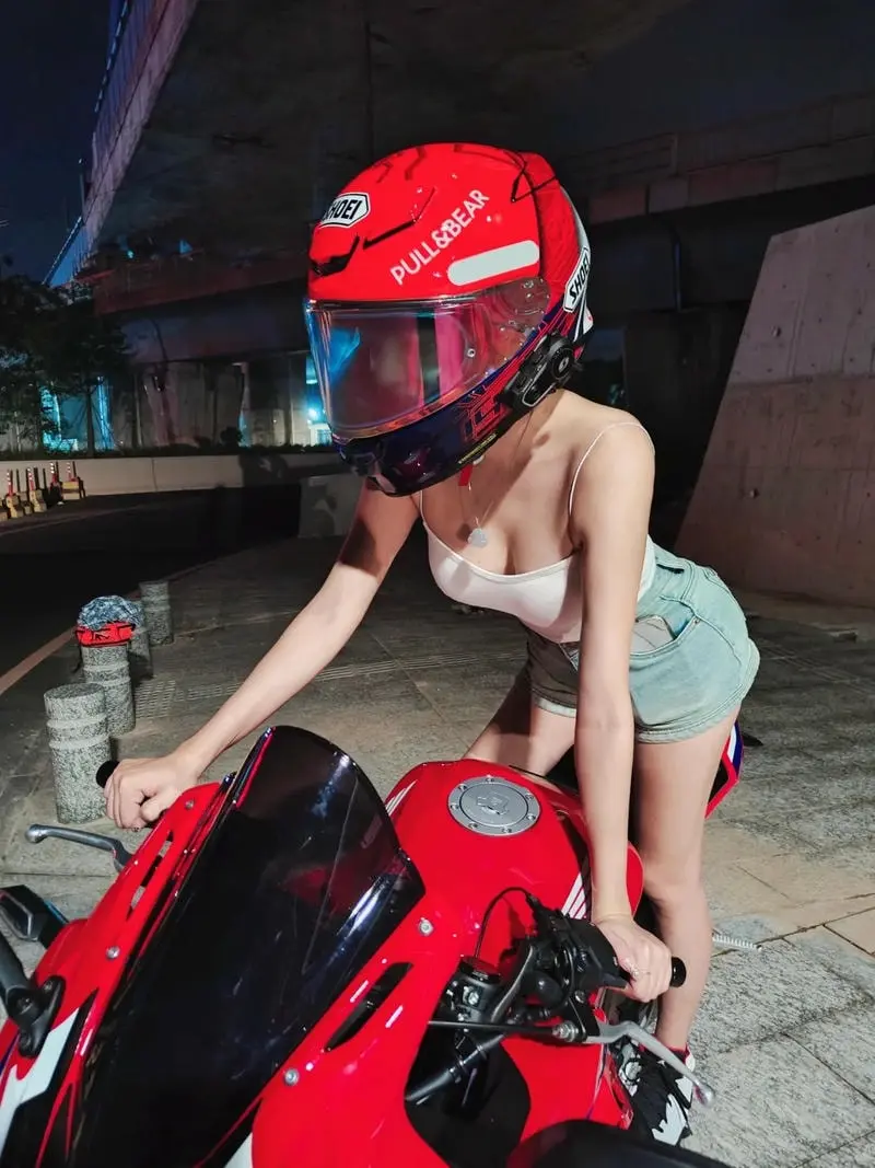 Gái xinh tạo dáng cùng xe phân khối lớn đỏ rực phong cách