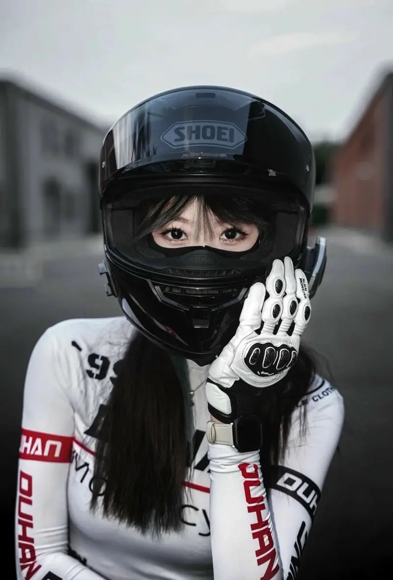 Gái xinh biker cá tính trên xe phân khối lớn hiện đại