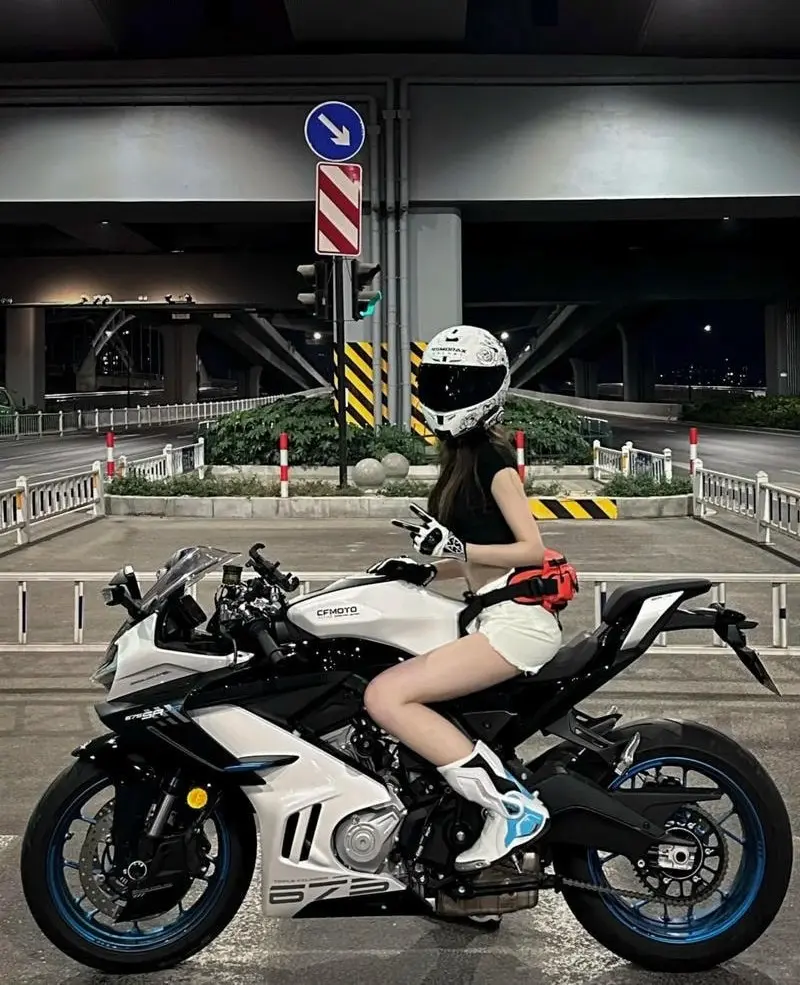 Ảnh gái xinh ngồi xe phân khối lớn cfmoto nk hiện đại